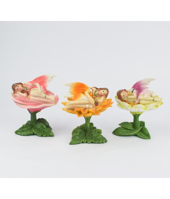 Νεράιδα ξαπλωμένη σε λουλούδι