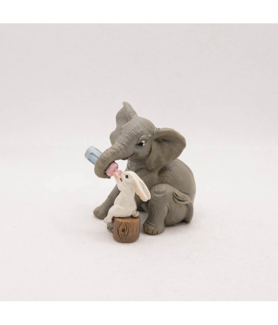 Ελέφαντας που ταίζει Λαγό