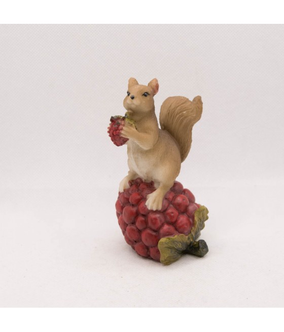 Σκίουρος πάνω σε Βατόμουρο