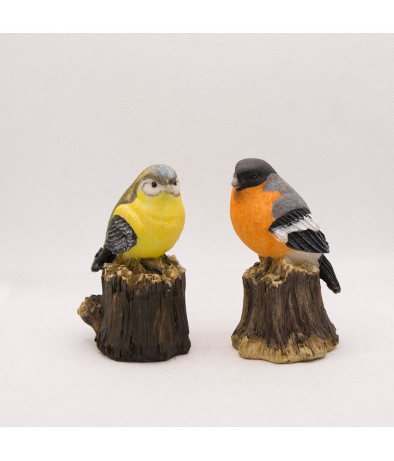 Πουλάκι πάνω σε κορμό